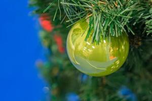 primer plano de la decoración del árbol de Navidad. adorno verde decorativo en un árbol de pieles foto