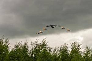 kubinka, región de moscú, rusia - 21 de mayo de 2016. il-76 y su-27. exhibición aérea en honor a la celebración del 25 aniversario de los equipos de exhibición acrobática caballeros y vencejos rusos. foto