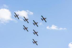 zhukovsky, región de moscú, rusia, 2017 - exposiciones del salón aeroespacial internacional maks-2017 en zhukovsky, región de moscú, rusia. equipo acrobático al fursan de los emiratos árabes unidos foto