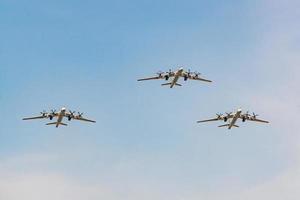 moscú, rusia - 04 de mayo de 2018 grupo de bombarderos estratégicos rusos tupolev tu-95 durante el ensayo del desfile del día de la victoria foto