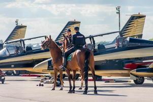 zhukovsky, región de moscú, rusia - 23 de julio de 2017 exposiciones del salón aeroespacial internacional maks-2017 en zhukovsky, región de moscú, rusia. equipo acrobático al fursan de los emiratos árabes unidos foto