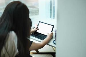 la educación en línea y el distanciamiento social en Internet protegen del concepto de virus covid-19. videoconferencia de estudiantes asiáticos para estudiantes e-learning con el maestro, pantalla en blanco puede agregar texto e imagen. foto