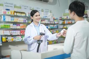 Una farmacéutica que asesora a una cliente sobre el uso de medicamentos en una farmacia moderna. foto