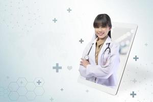 el médico muestra datos analíticos médicos en la pantalla de una tableta o un teléfono inteligente, concepto de tecnología médica foto