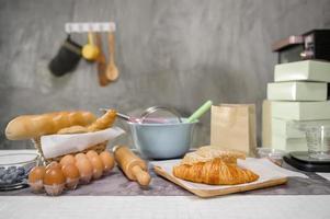 composición de ingredientes para hornear o cocinar en el fondo de la mesa de la cocina, concepto de negocio de cafetería foto