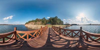 panorama esférico hdri sin costuras completo ángulo de visión de 360 grados en el muelle de madera del lago ancho en un día soleado. Panorama 360 en proyección equirrectangular, contenido de realidad virtual listo vr ar foto