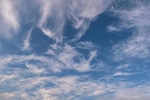 Fondo de cielo azul con gran diminuto estrato cirro nube rayada foto