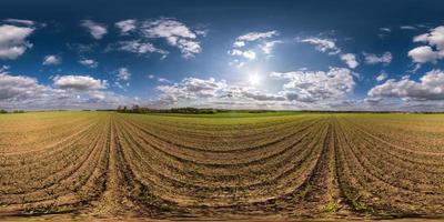 vista de ángulo de 360 grados de panorama hdri esférico completo sin costuras entre campos en el día de primavera con nubes impresionantes en proyección equirectangular, listo para contenido de realidad virtual vr ar foto