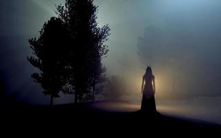 escena de terror de una mujer aterradora en la oscuridad. renderizado 3d foto