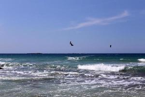 parapente en el cielo sobre el mar mediterráneo. foto