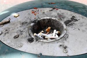 cenicero - un lugar para cenizas de tabaco y colillas de cigarrillos foto