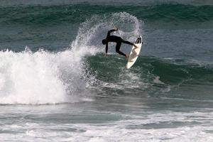 21 de diciembre de 2018 Israel. surfeando en olas altas en el mediterráneo. foto