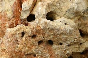 piedras en un parque de la ciudad en la costa mediterránea foto