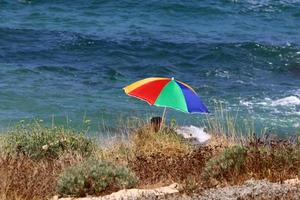 paraguas para protegerse del sol en la playa de la ciudad. foto