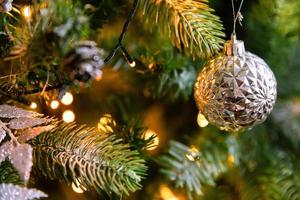 clásico árbol de año nuevo decorado con navidad. árbol de navidad con adornos blancos y plateados, adornos de juguete y pelota. apartamento de diseño de interiores de estilo clásico moderno. Nochebuena en casa. foto