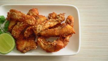 Ventre de vivaneau frit sur plaque blanche - style de cuisine asiatique video