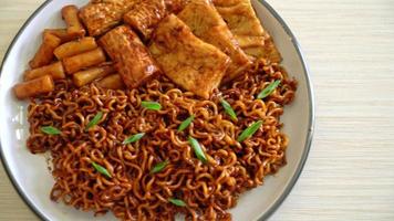 jajangmyeon o jjajangmyeon con odeng e omuk - spaghetti istantanei coreani con torta di pesce coreana in salsa di fagioli neri - stile alimentare coreano video