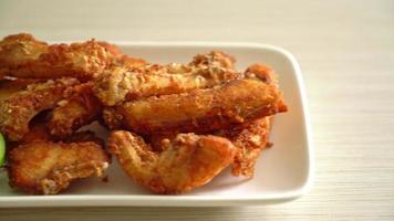 pancia di dentice fritta sul piatto bianco - stile asiatico dell'alimento video
