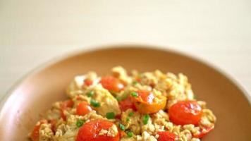 tomates sautées aux œufs ou œufs brouillés aux tomates - style d'alimentation saine video