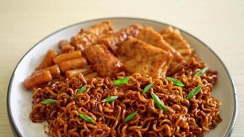 Jajangmyeon or JJajangmyeon with Odeng and Omuk - Korean Instant noodles with Korean fish cake in black bean sauce - Korean food style video