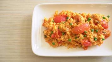 tomates sautées aux œufs ou œufs brouillés aux tomates - style d'alimentation saine video