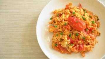 Stir-fried tomatoes with egg or Scrambled eggs with tomatoes - healthy food style video