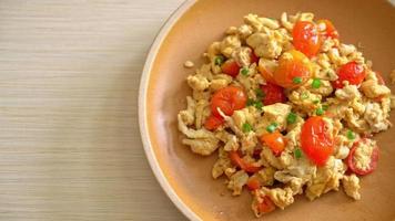 tomates fritos com ovo ou ovos mexidos com tomate - estilo de alimentação saudável