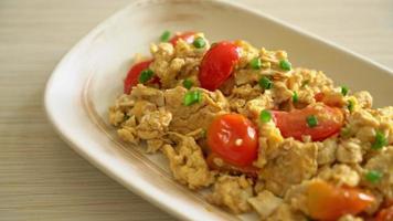 gebratene Tomaten mit Ei oder Rührei mit Tomaten - gesunder Ernährungsstil video