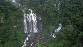 vista aérea. grande cachoeira tad khemued fica na rota de trekking bolaven no sul do laos. video