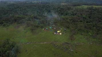 vista aérea. O planalto de bolaven no laos tem vastas pastagens, florestas de pinheiros e uma natureza linda. video