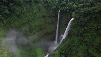tad fane cachoeira, um pitoresco conjunto gêmeo de cachoeiras que se espalham mais de 100 metros abaixo do planalto de bolaven na selva do laos. video