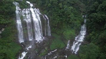 vista aérea. grande cachoeira tad khemued fica na rota de trekking bolaven no sul do laos. video