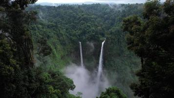 cascada tad fane, un pintoresco conjunto gemelo de cascadas que se derraman más de 100 metros desde la meseta de bolaven en la jungla de laos. video