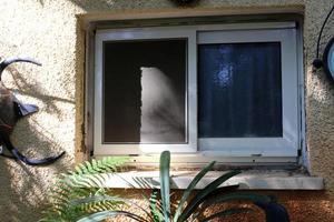 9 de septiembre de 2019. una ventana en la fachada de un edificio residencial en la ciudad de tel aviv en israel. foto