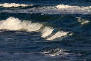 el color del agua de mar en aguas poco profundas. foto