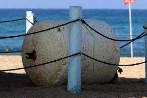 larga cuerda de cáñamo en la orilla del mar. foto