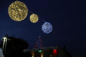 juguetes y decoraciones navideñas de año nuevo en israel. foto