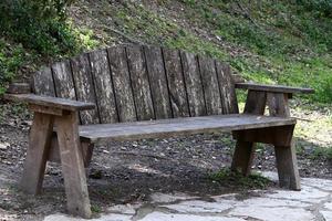 banco para descansar en el parque de la ciudad. foto