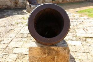 21 de enero de 2019 Israel. viejo cañón en la muralla de la fortaleza en la ciudad de akko. foto