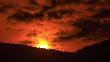 Zeitraffer der majestätischen Sonnenaufgangslandschaft schöne Wolken- und Himmelsnaturlandschaftsszene. 4k-Aufnahmen.