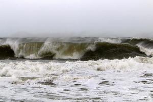 tormenta en el mediterráneo frente a la costa de israel. foto