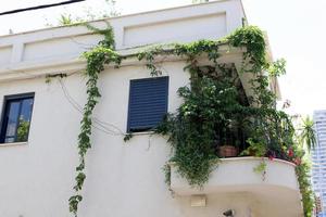 5 de abril de 2022 ciudad de tel aviv israel. balcones en la ciudad de tel aviv en israel. foto