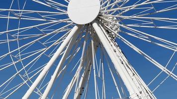 riesiges weißes riesenrad in französisch antibes, skywheelrotation gegen blauen himmel video