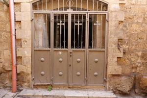 una puerta es una abertura en una pared para entrar y salir de un edificio. foto