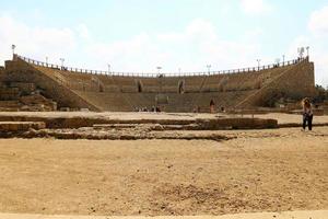 15 de abril de 2017. el anfiteatro de cesarea es una ciudad antigua situada en la costa mediterránea del israel moderno. foto