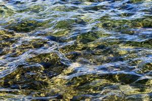 el color del agua de mar en aguas poco profundas. foto