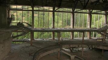 25 de agosto de 2021 -jermuk, armenia - antiguas escaleras en el complejo deportivo y cultural de jermuk abandonado video