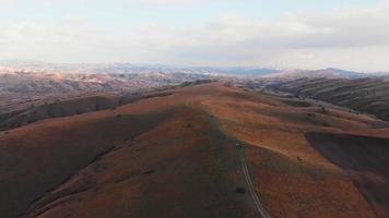 4wd aislado montando en la montaña oscura con fondo de paisaje escénico video