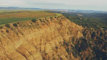 naturskön flygvy dramatiskt landskap av unika geologiska formationer i vashlovani nationalpark. resa i Kaukasus video