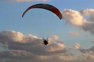 parapente en el cielo sobre el mar mediterráneo. foto